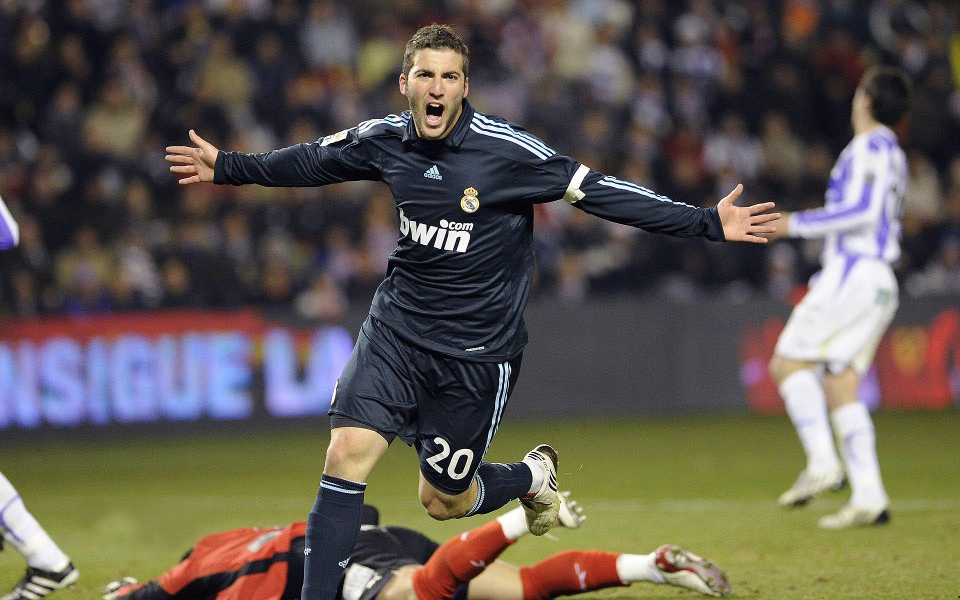 绿茵传奇再演神迹，倒地瞬间过人破门，这就是总裁的终极答案！